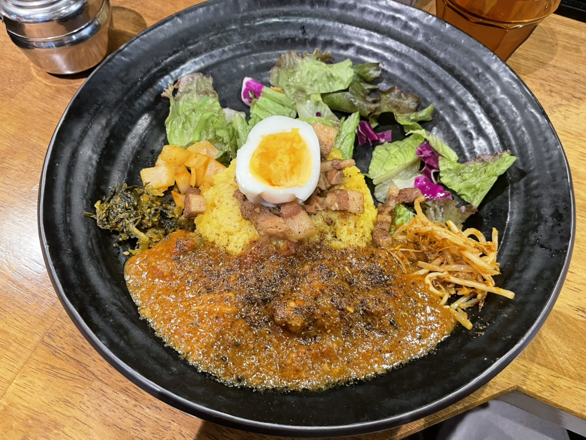 スパイシーカレー 魯珈（ろか）東京都新宿区 魯珈プレートのチキン