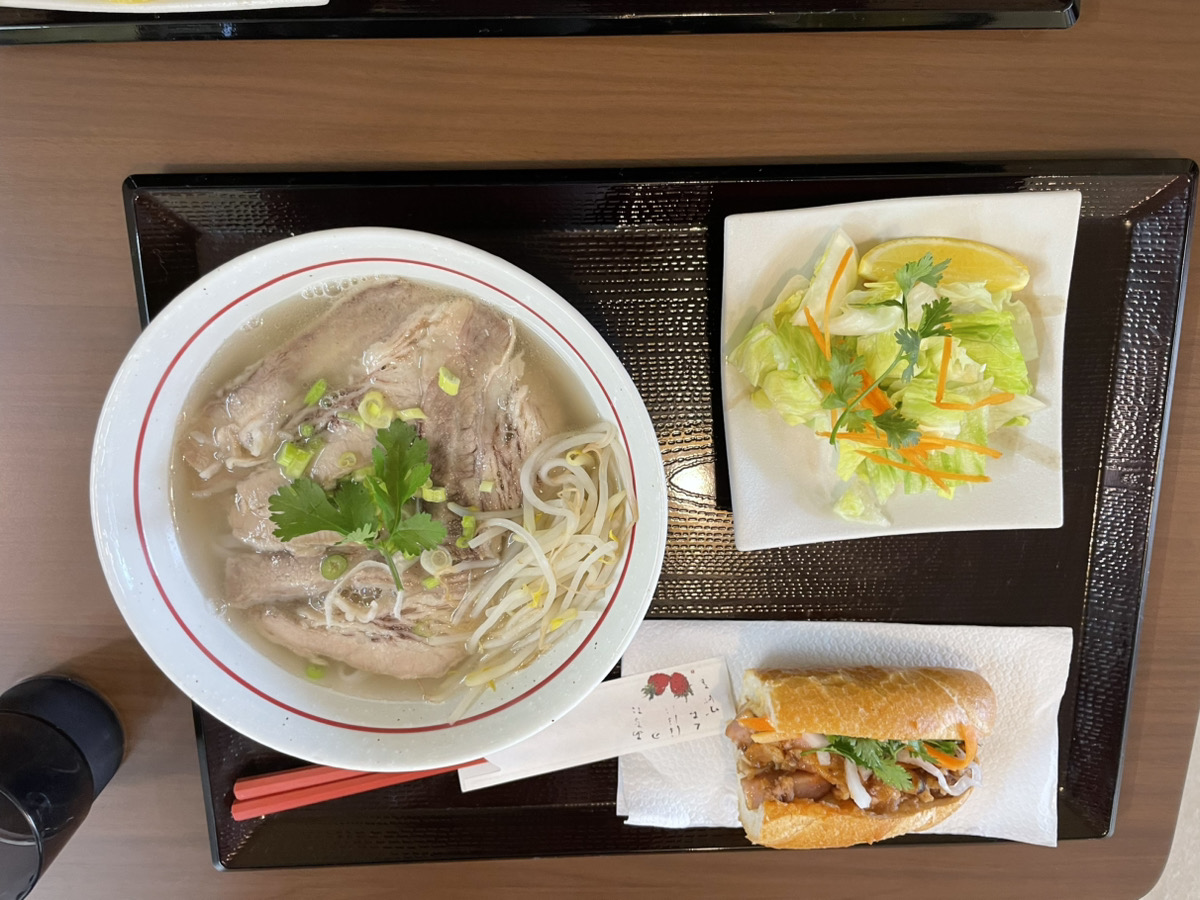 牛肉のフォーとバインミーのセット