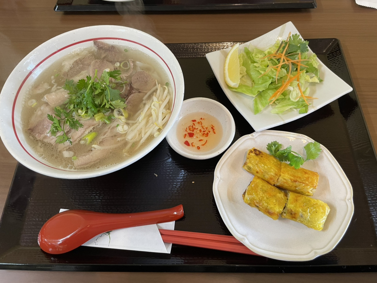 牛肉のフォーと揚げ春巻きのセット